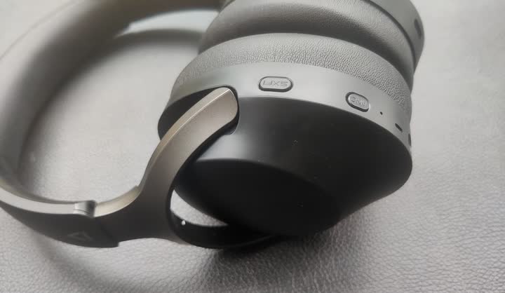 Creative Zen Hybrid wireless headphones in black